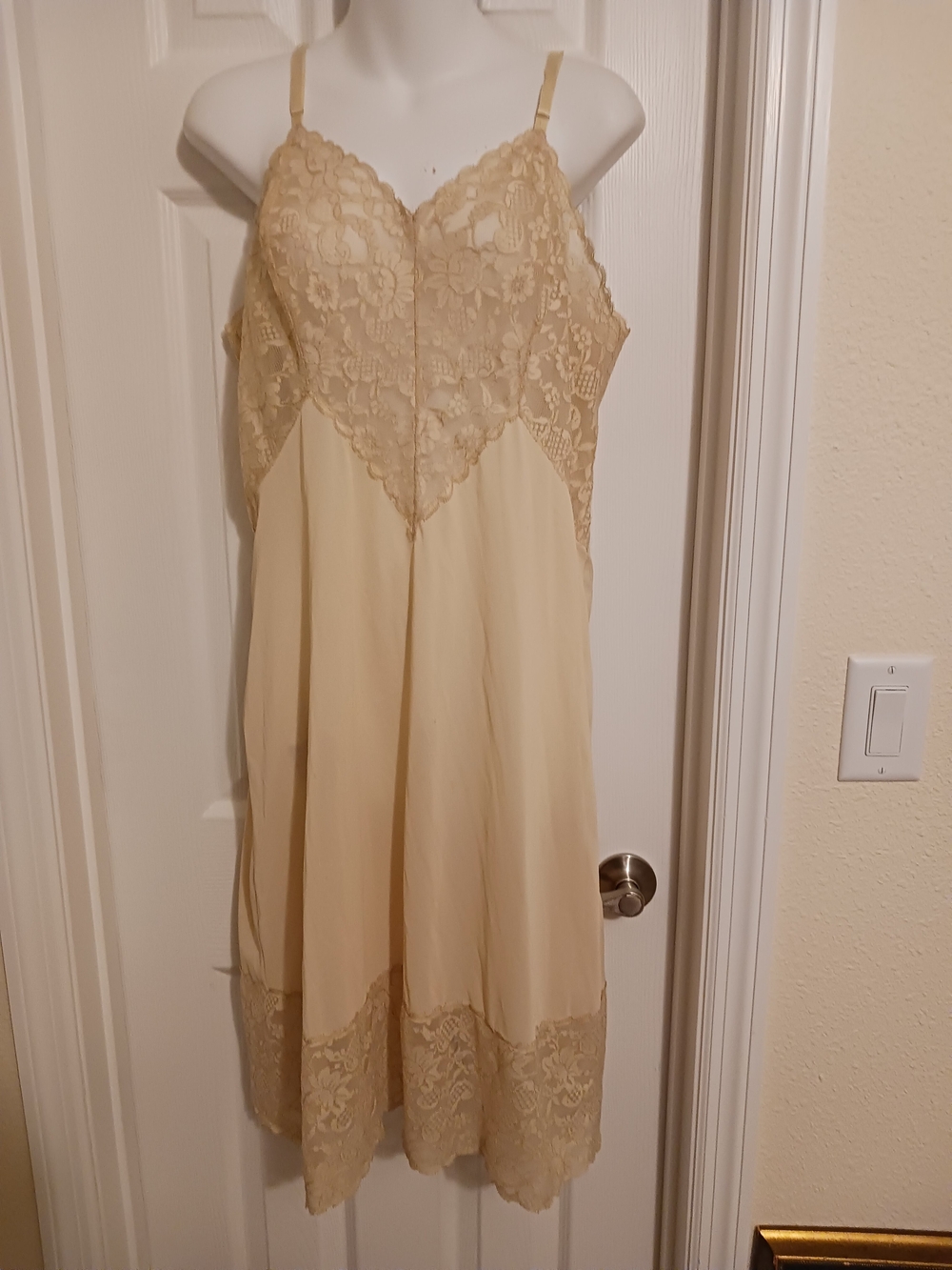 Vanity Fair 1960s Slip Dress Beige/ Nude Lace Detail 38T. USA
